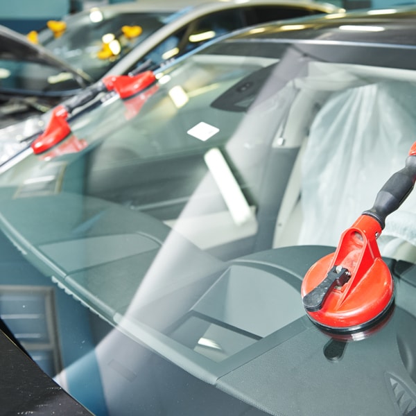 Which auto glass service to call when windshield is broken 